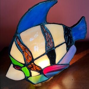 VTG Quoizel Tiffany Style Stain Glass Colorful Fish Table Lamp Night Light Decor